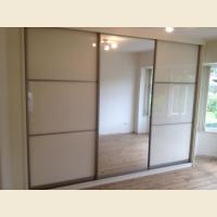 Шкафы-купе с цветным стеклом Oracal